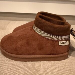 NWT PAWZ brown slippers size 9/10 (3-4 years)